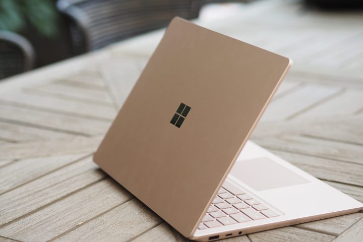 Ноутбук Microsoft Surface 5 15, вид сзади с крышкой и логотипом.