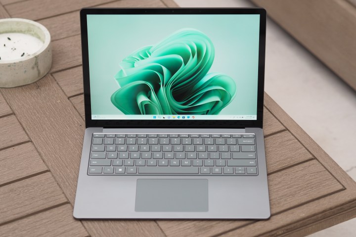 Le Surface Laptop 5 sur une table à l'extérieur.