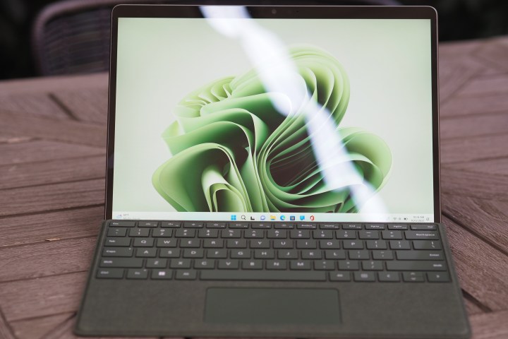 Vue avant de Microsoft Surface Pro 9 montrant l'écran et le Type Cover.