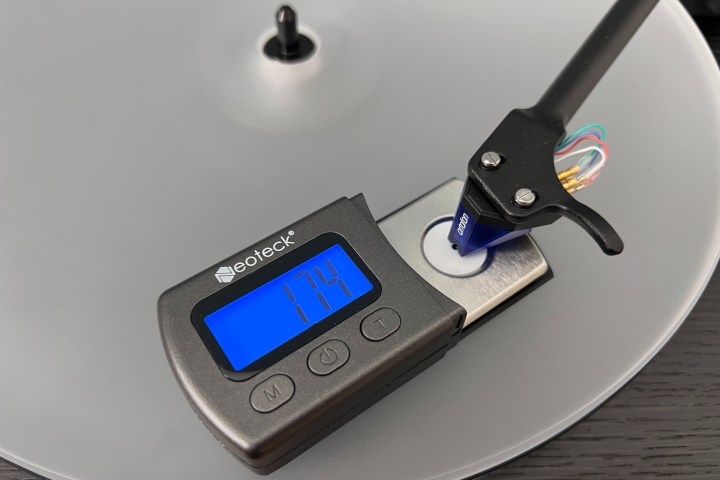 Neoteck Digital Turntable Stylus Force Scale Gauge em uma bandeja.
