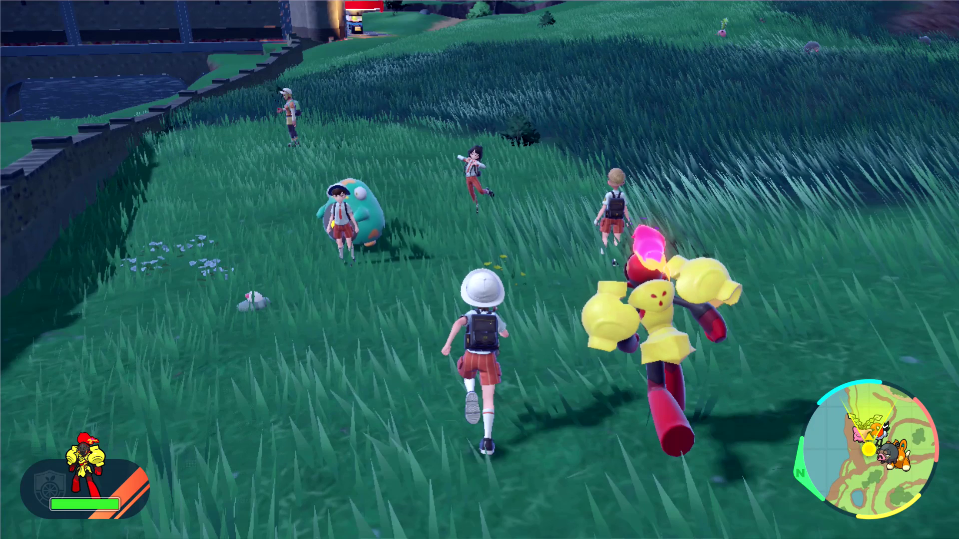 Los entrenadores de Pokémon corren con sus monstruos en Pokémon Violeta y Escarlata.