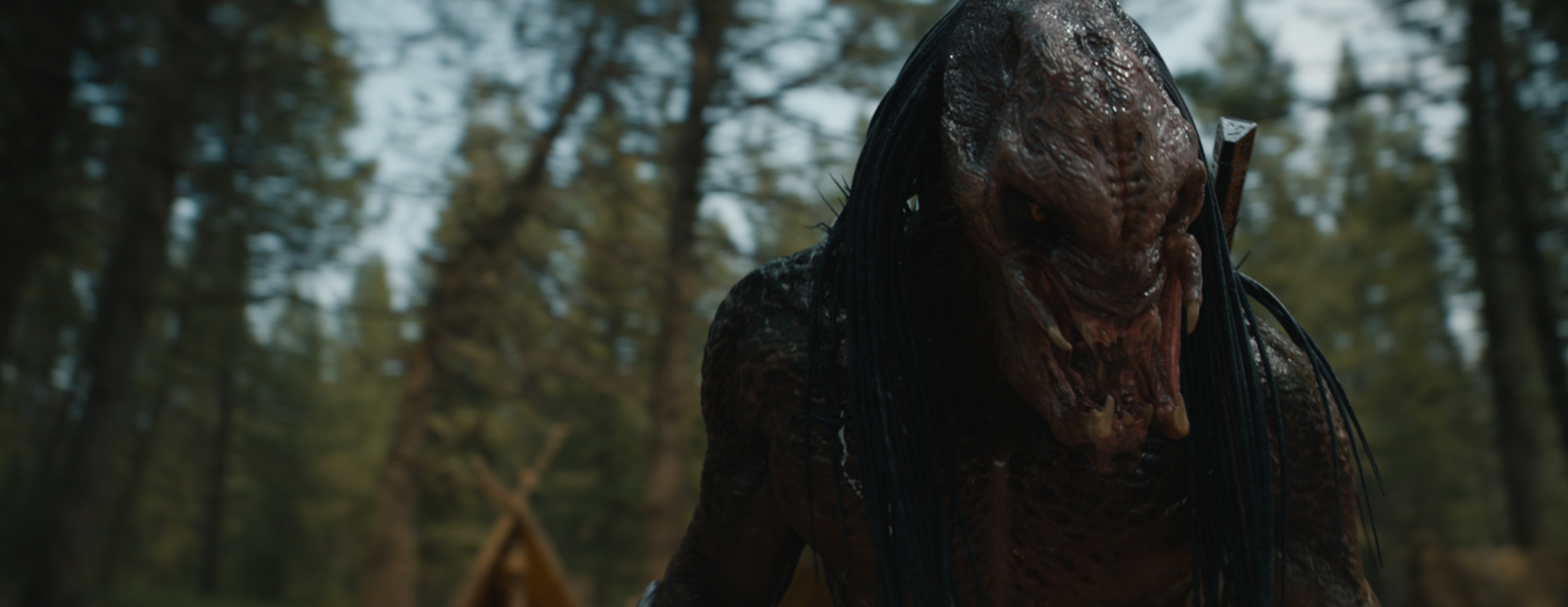 Um close-up do rosto do Predador em Prey, após a aplicação dos efeitos visuais.