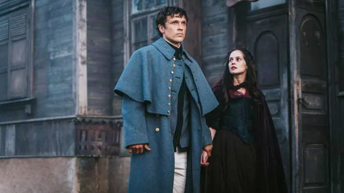 Edgar y una mujer miran en Raven's Hollow.