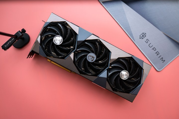 MSI RTX 4090 Suprim X em um fundo rosa.