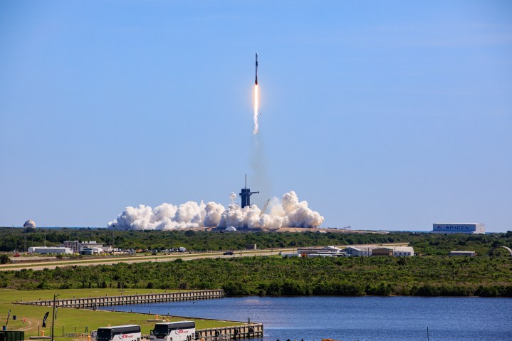 नासा का स्पेसएक्स क्रू -5 मिशन बुधवार, 5 अक्टूबर को फ्लोरिडा में एजेंसी के कैनेडी स्पेस सेंटर से अंतर्राष्ट्रीय अंतरिक्ष स्टेशन को लॉन्च करने का लक्ष्य बना रहा है। स्पेसएक्स फाल्कन 9 रॉकेट और ड्रैगन अंतरिक्ष यान नासा के अंतरिक्ष यात्रियों निकोल मान और जोश कसाडा को JAXA (जापान एयरोस्पेस एक्सप्लोरेशन एजेंसी) के अंतरिक्ष यात्री कोइची वाकाटा और रोस्कोस्मोस कॉस्मोनॉट अन्ना किकिना के साथ एक विज्ञान अभियान मिशन के लिए कक्षीय परिसर में ले जाएगा।