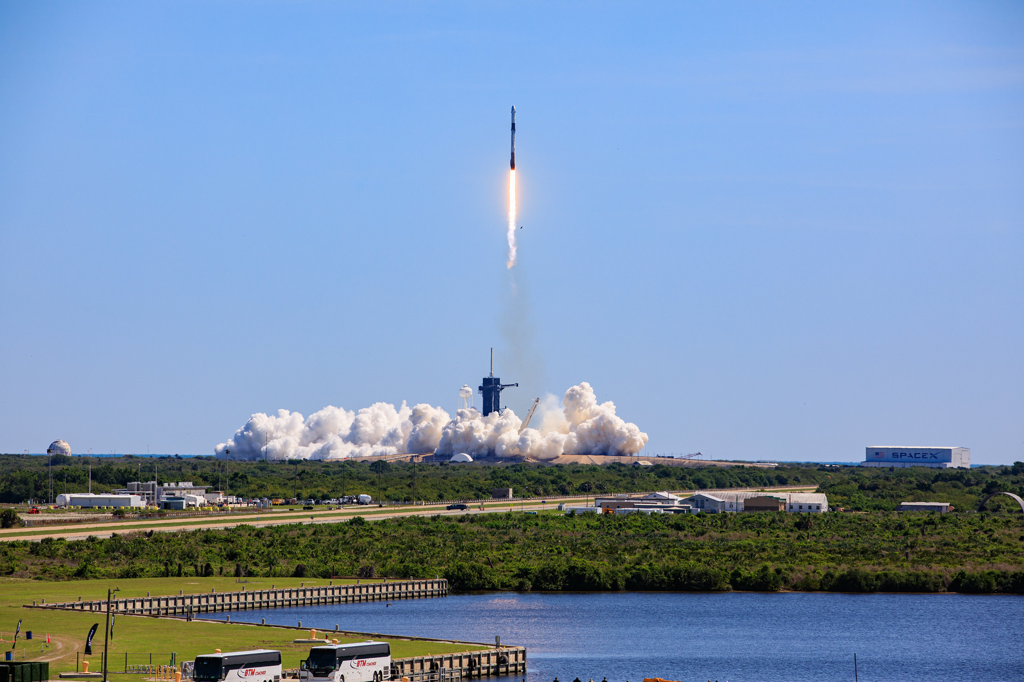 नासा का स्पेसएक्स क्रू -5 मिशन बुधवार, 5 अक्टूबर को फ्लोरिडा में एजेंसी के कैनेडी स्पेस सेंटर से अंतर्राष्ट्रीय अंतरिक्ष स्टेशन को लॉन्च करने का लक्ष्य बना रहा है। स्पेसएक्स फाल्कन 9 रॉकेट और ड्रैगन अंतरिक्ष यान नासा के अंतरिक्ष यात्रियों निकोल मान और जोश कसाडा को JAXA (जापान एयरोस्पेस एक्सप्लोरेशन एजेंसी) के अंतरिक्ष यात्री कोइची वाकाटा और रोस्कोस्मोस कॉस्मोनॉट अन्ना किकिना के साथ एक विज्ञान अभियान मिशन के लिए कक्षीय परिसर में ले जाएगा।
