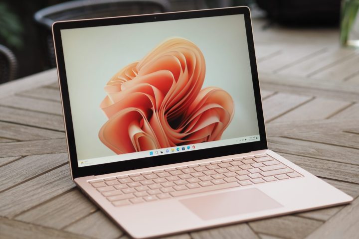 Microsoft Surface Laptop 5 15, вид спереди под углом, показывающий дисплей и клавиатуру.