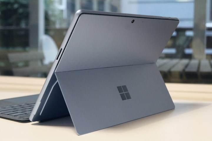 L'arrière de la Surface Pro 9, avec la béquille retirée.