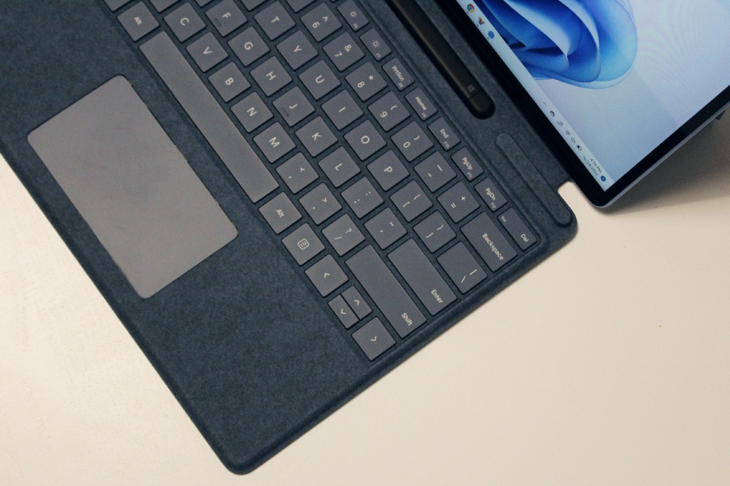 सरफेस प्रो 9 के लिए ब्लू टाइप कवर कीबोर्ड।