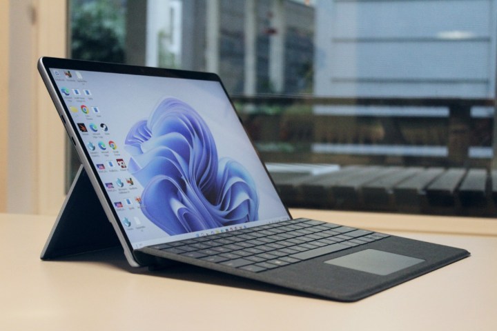 La Surface Pro 9 avec le clavier Type Cover relevé.
