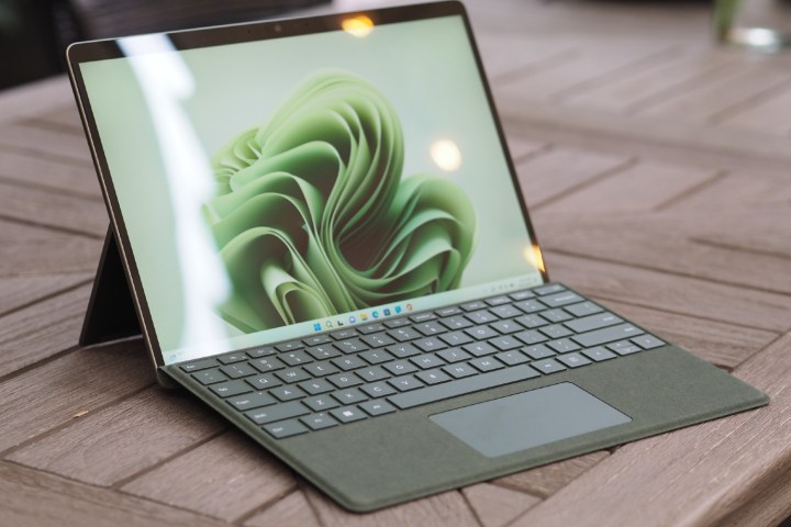 Il Surface Pro 9 verde si apre a terra.
