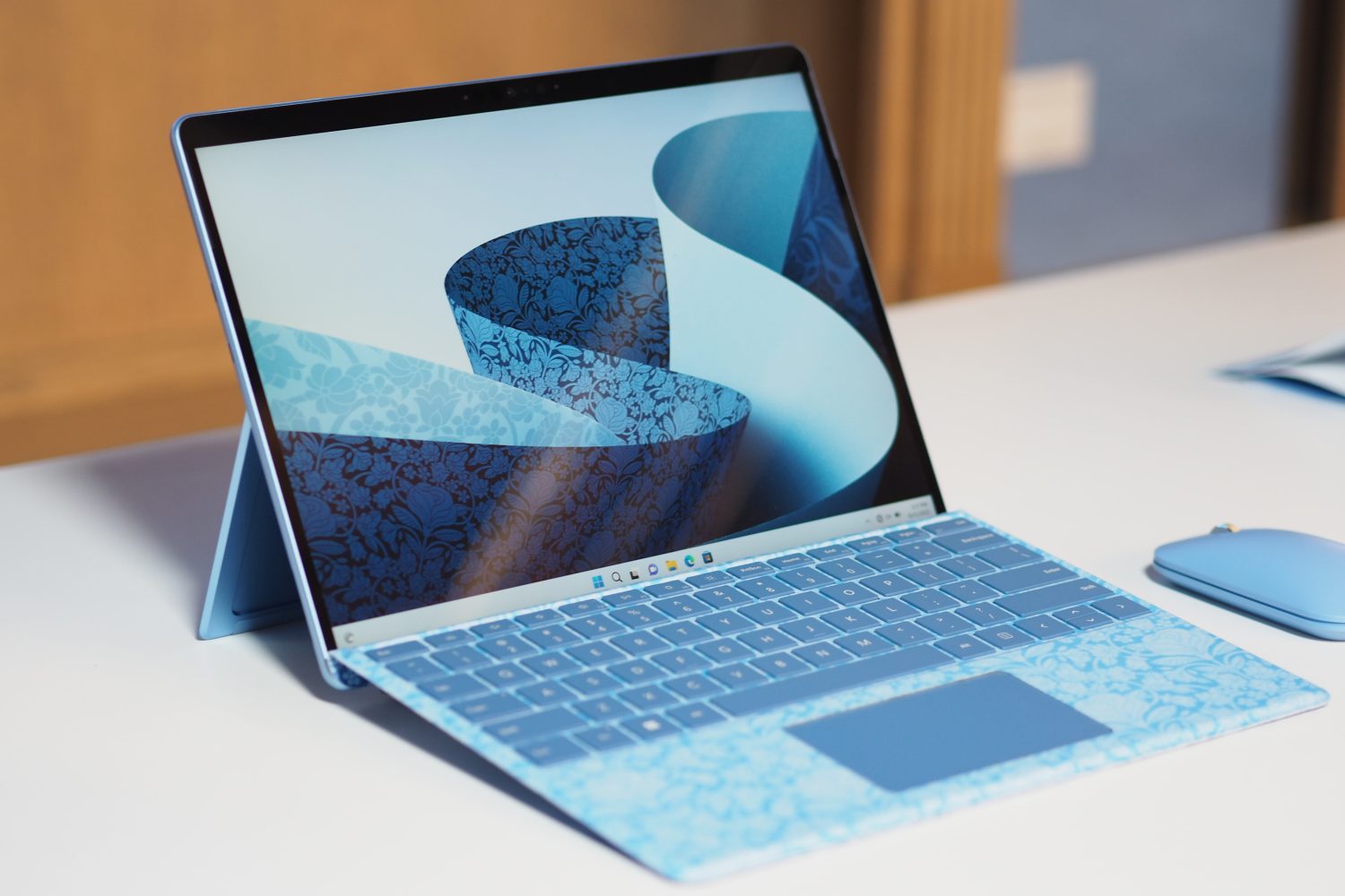 Vista frontal en ángulo de Microsoft Surface Pro 9 que muestra la pantalla y la funda con teclado.
