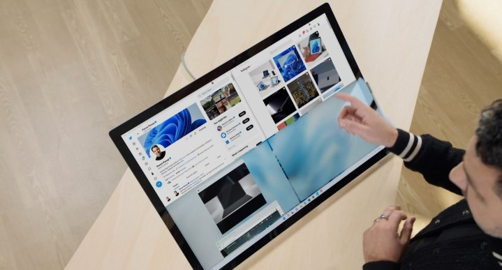 Microsoft Surface Studio 2+ روی یک میز قرار داده شده است.