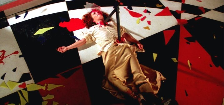 Una mujer yace muerta en el suelo en "Suspiria" (1977).