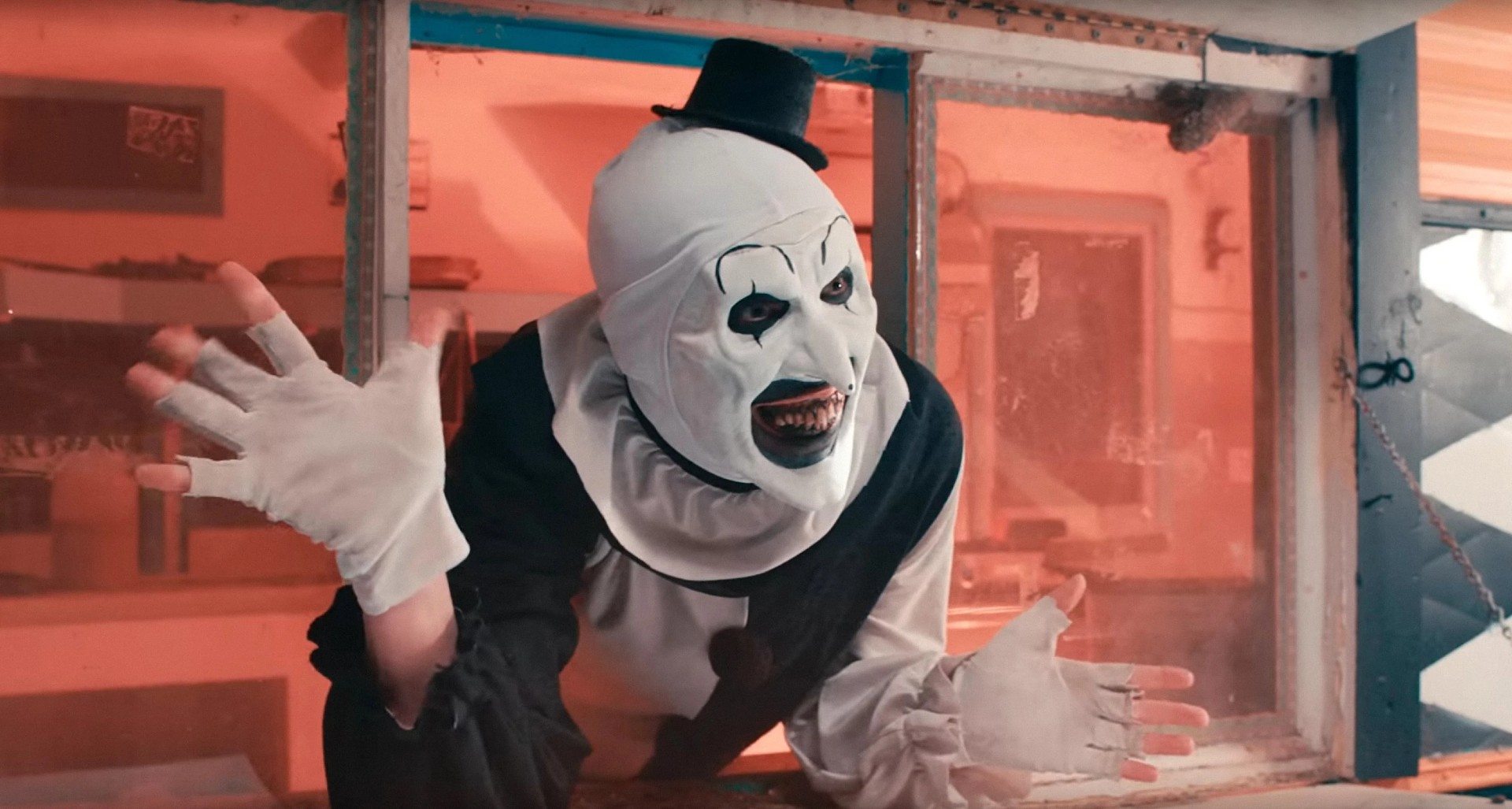 Клоун Арт машет руками в фильме «Ужас 2».
