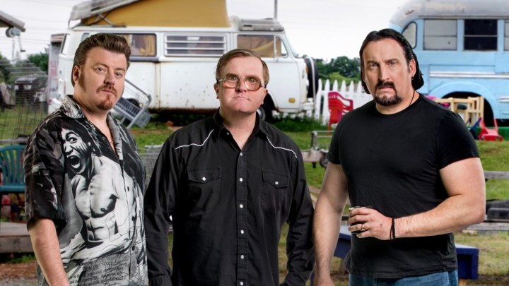Ricky, Bubbles e Julian ficam na frente dos trailers em uma imagem promocional de Trailer Park Boys.