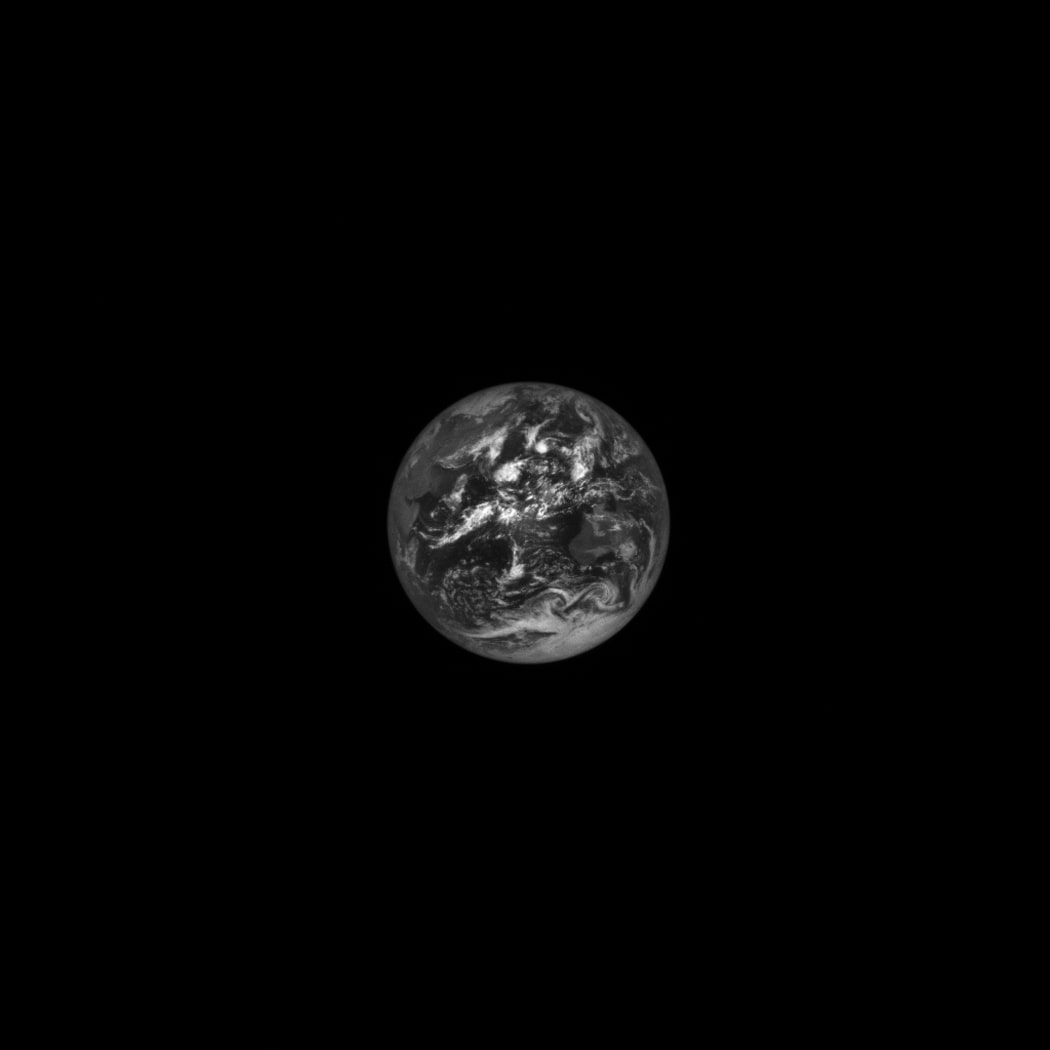 Het Lucy-ruimtevaartuig maakt een geweldige foto van de aarde terwijl hij erover vliegt