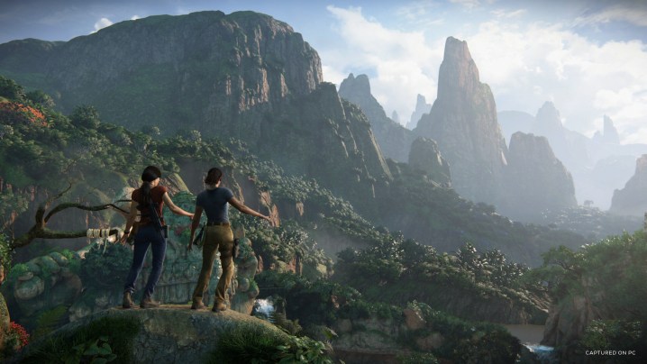 دو شخصیت در Uncharted The Lost Legacy روی کوه ایستاده اند.