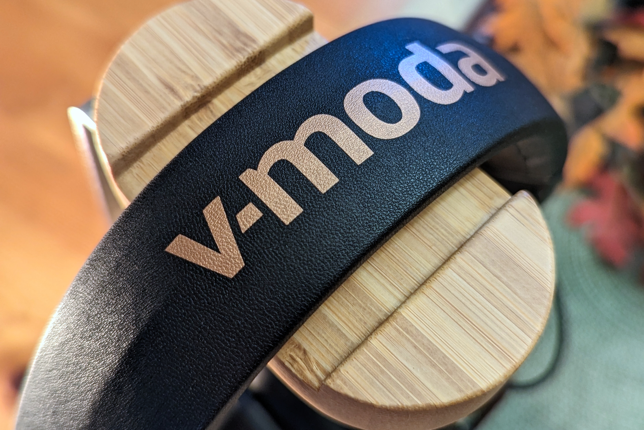 V-Moda Crossfade 3 Close-up da faixa de cabeça sem fio.