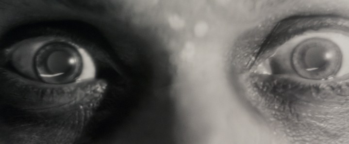 Un par de ojos miran fijamente a la cámara en una escena de Werewolf By Night.
