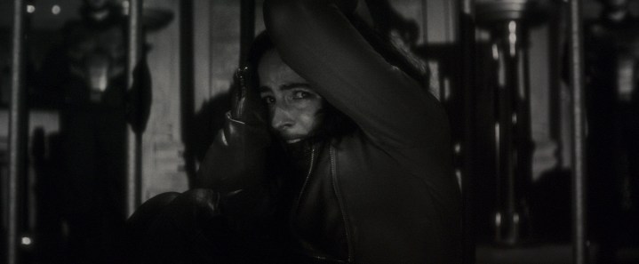 Laura Donnelly olha para a câmera em uma cena de Werewolf By Night.