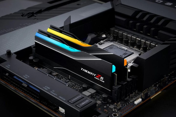 La memoria G.Skill Trident Z5 Neo DDR5 asentada sobre una placa base.