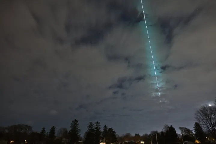 Esta fotografía de lapso de tiempo fue tomada por el astrónomo Robert Weryk desde cerca de su casa en London, Ontario, Canadá, después de que el sistema Scout de la NASA le advirtiera sobre la entrada de 2022 WJ1 el 19 de noviembre de 2022. La bola de fuego resultante se extendió directamente sobre su cabeza y continuó hacia el este hasta que se rompió.