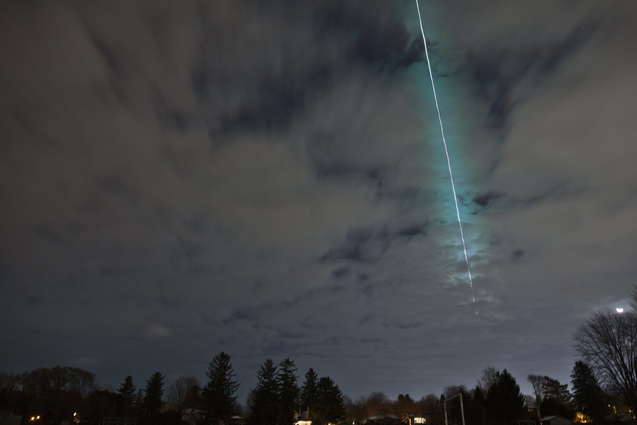 Dieses Zeitrafferfoto wurde vom Astronomen Robert Weryk in der Nähe seines Hauses in London, Ontario, Kanada, aufgenommen, nachdem ihn das Scout-System der NASA vor dem Eintritt von 2022 WJ1 am 19. November 2022 gewarnt hatte. Der resultierende Feuerball streifte direkt über ihm und setzte sich weiter nach Osten fort bis es sich auflöste. 