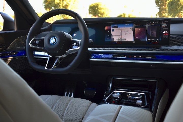 Vista interior do BMW i7 2023.