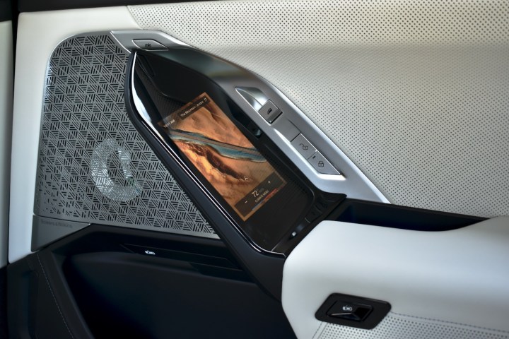 Tela sensível ao toque montada na porta no BMW i7 2023.