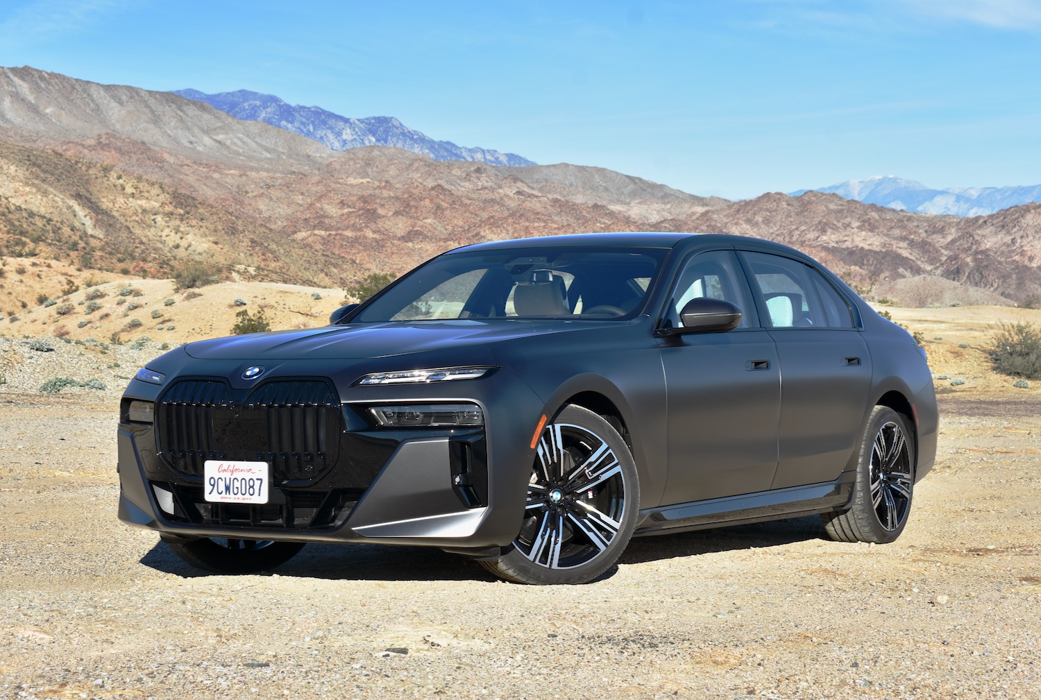 Mercedes-Benz EQS SUV vs BMW i7: ultra-luxury, head to head - Vimarsana News
