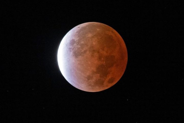 Un eclipse casi total de la "Luna de castor" completa de noviembre capturada sobre la ciudad de Nueva Orleans antes del amanecer del 19 de noviembre de 2021. El eclipse del 97% registró 3 horas, 28 minutos y 24 segundos, lo que lo convierte en el eclipse lunar parcial más largo en 580 años.