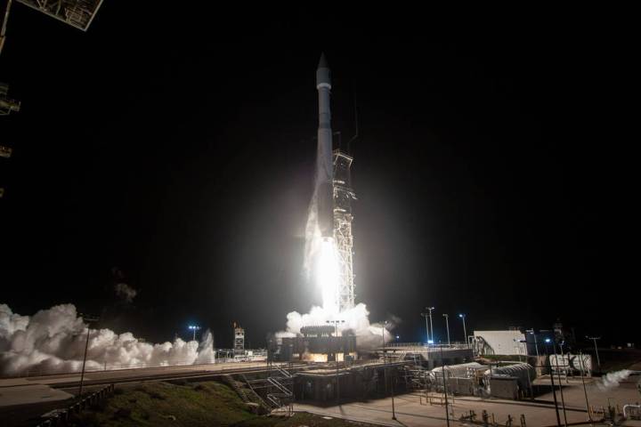 Un cohete Atlas V de United Launch Alliance (ULA) que transporta el satélite meteorológico civil de órbita polar Joint Polar Satellite System (JPSS)-2 para la Administración Nacional Oceánica y Atmosférica.