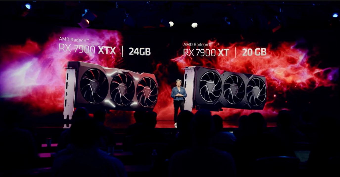 डॉ. लिसा सु एक स्क्रीन के सामने जो RX 7900 XTX और RX 7900 XT दिखाती है।