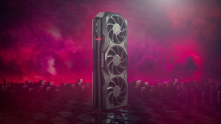 AMD RX 7900 XTX in piedi su sfondo rosso.