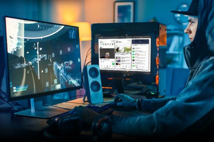 Gamer frente a una PC que tiene la pantalla del panel lateral ASRock.