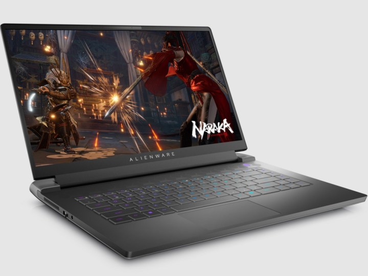 Um jogo na tela do laptop para jogos Alienware m15 R7.