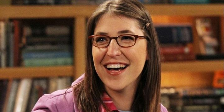 Amy sonríe en el apartamento de Leonard en The Big Bang Theory
