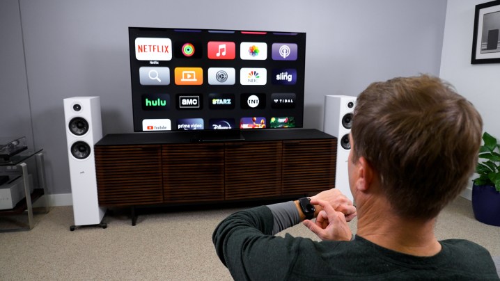 Apple वॉच का उपयोग करके Apple TV 4K को नियंत्रित करना।