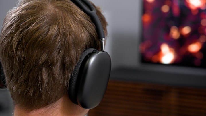 Un espectador usa los audífonos AirPods Max para experimentar el audio espacial en el nuevo Apple TV 4K