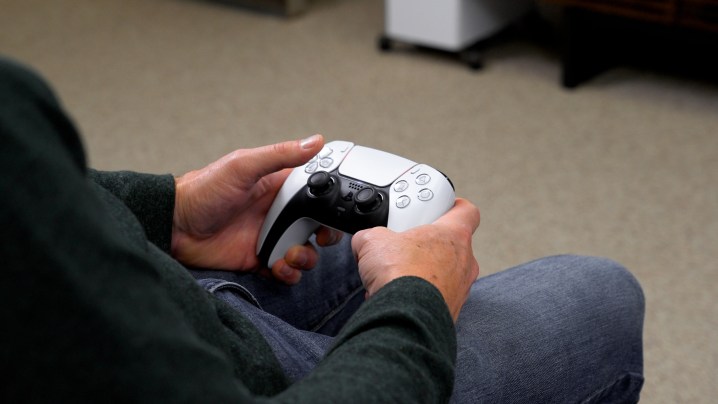 El mando de PlayStation 5 que se utiliza para jugar a juegos móviles en un Apple TV 4K.