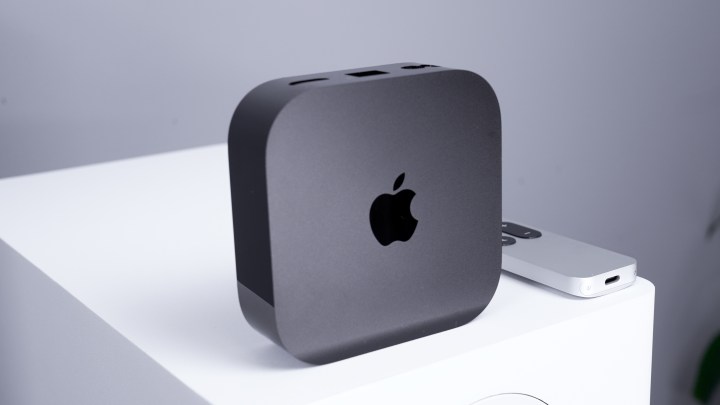 Apple TV 4K लंबवत खड़ा है और सामने से Apple लोगो दिखाई दे रहा है