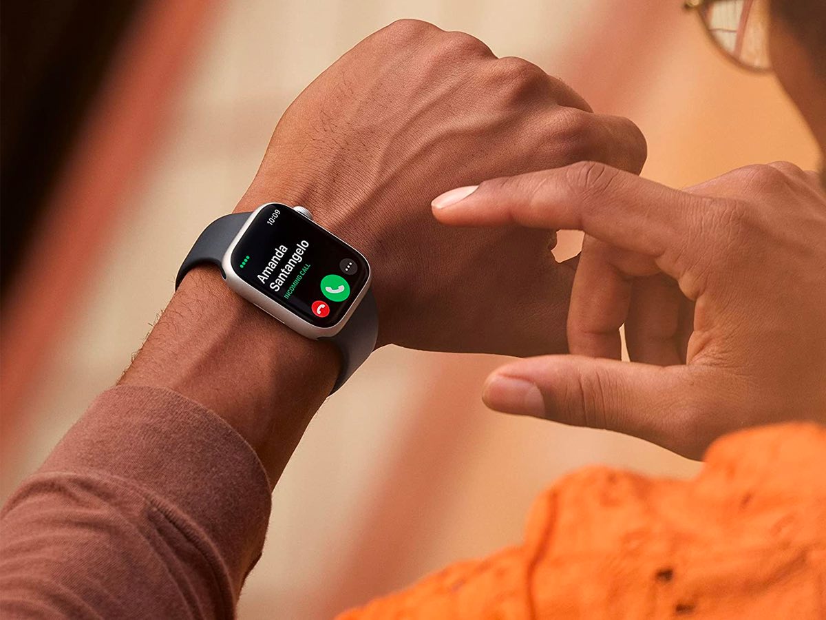 Close de uma pessoa atendendo uma chamada em seu Apple Watch Series 8.