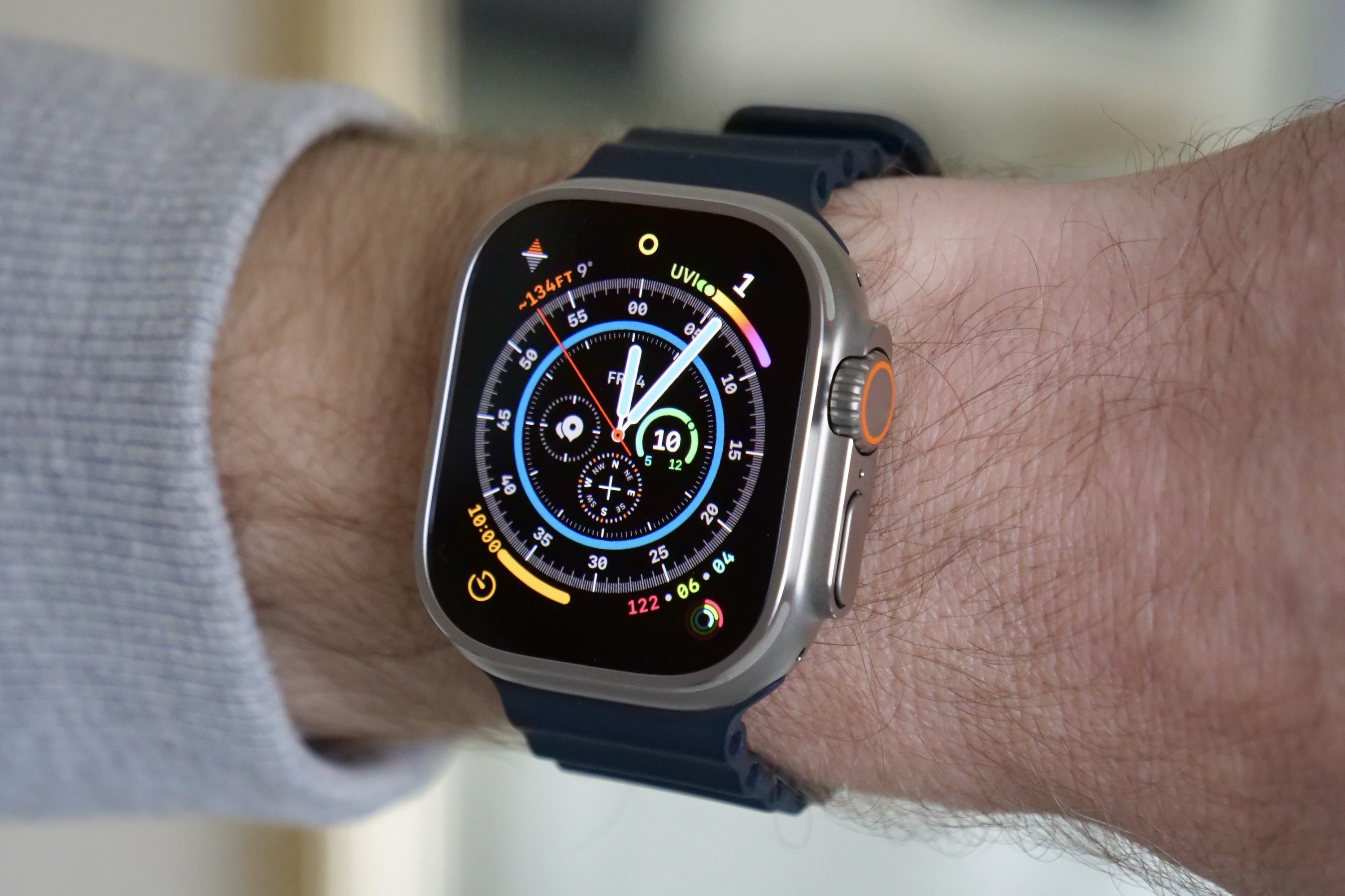 O círculo amarelo mostra que o Apple Watch Ultra está no modo de baixo consumo.