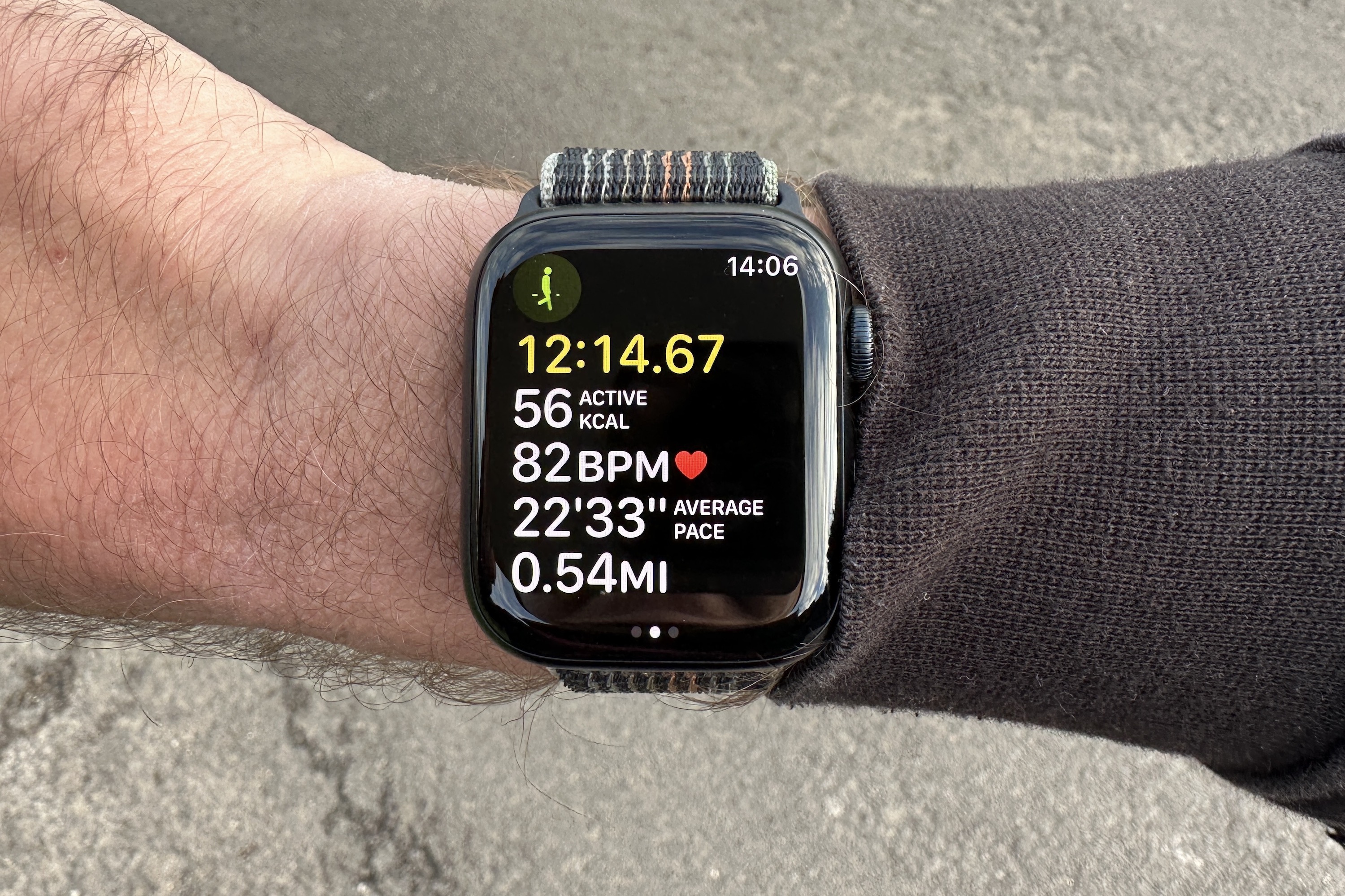 Data from a workout showing on the screen of the Apple Watch Series 8.