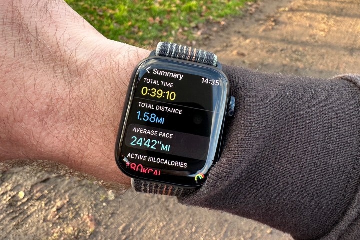 वर्कआउट का डेटा Apple Watch Series 8 की स्क्रीन पर दिख रहा है।