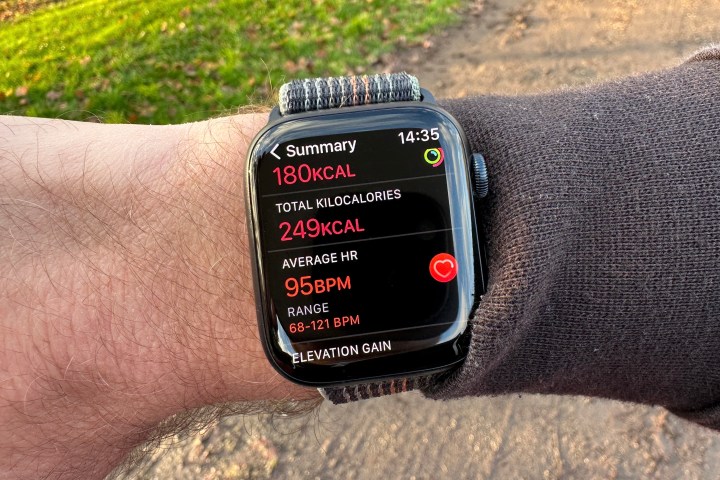 Dati di un allenamento visualizzati sullo schermo dell'Apple Watch Series 8.