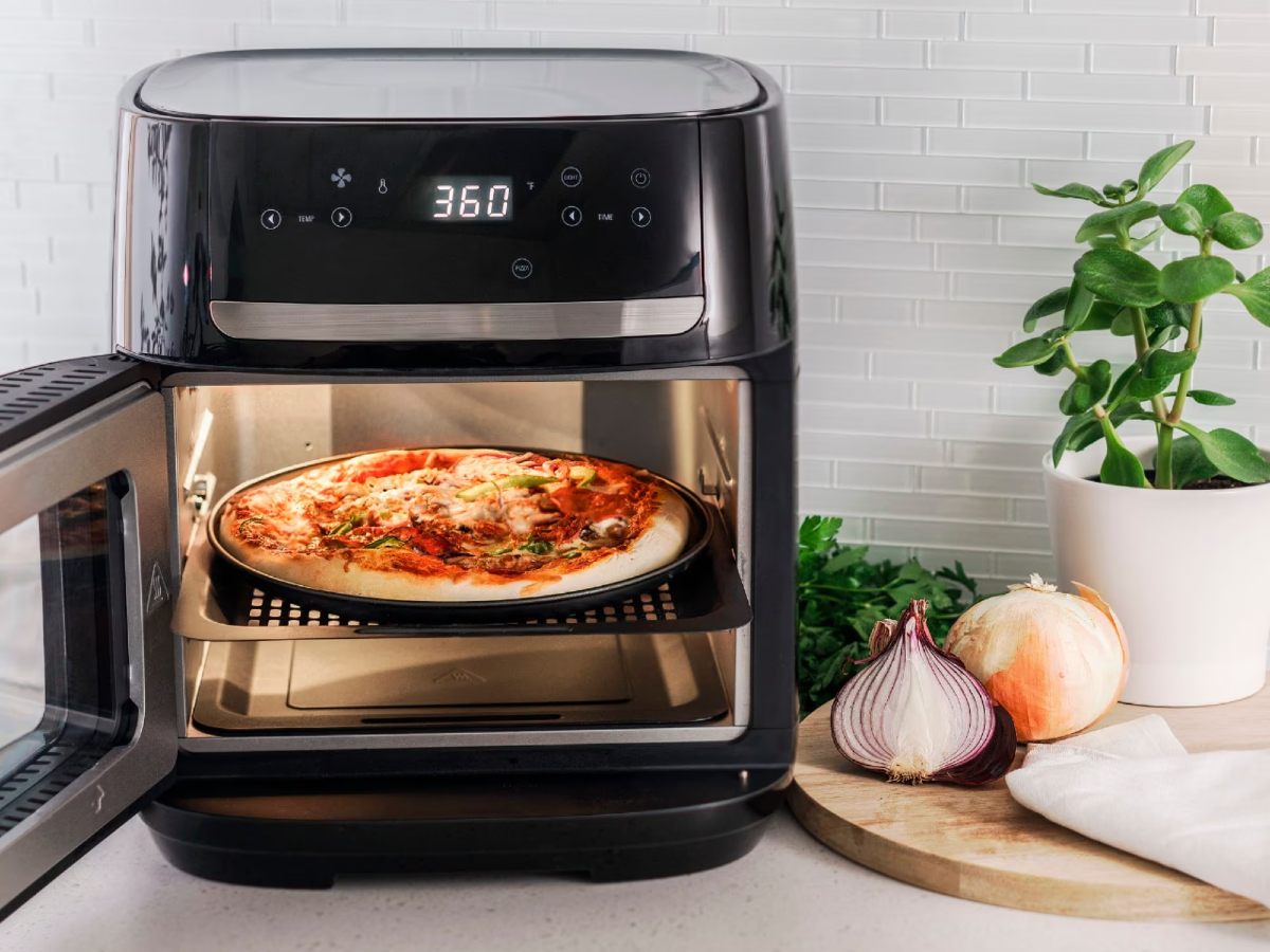 Forno de fritadeira de ar digital Bella Pro Series de 12,6 litros cozinhando uma pizza.