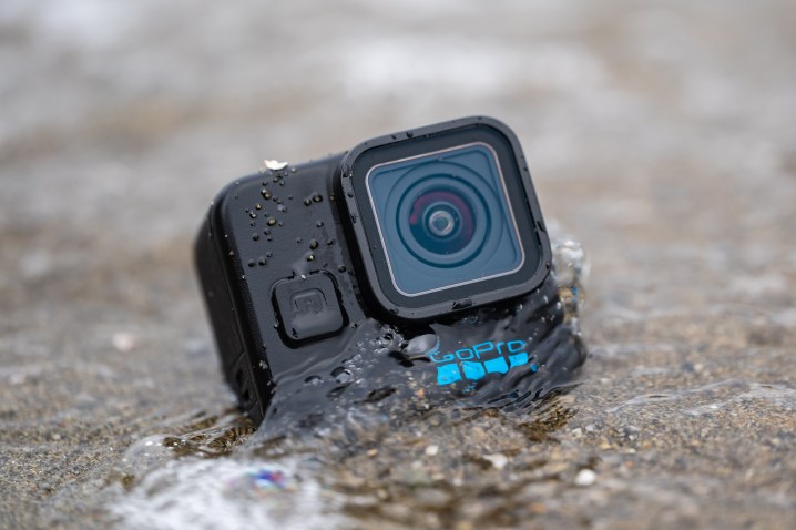 GoPro Hero 11 Mini 被海浪击中。