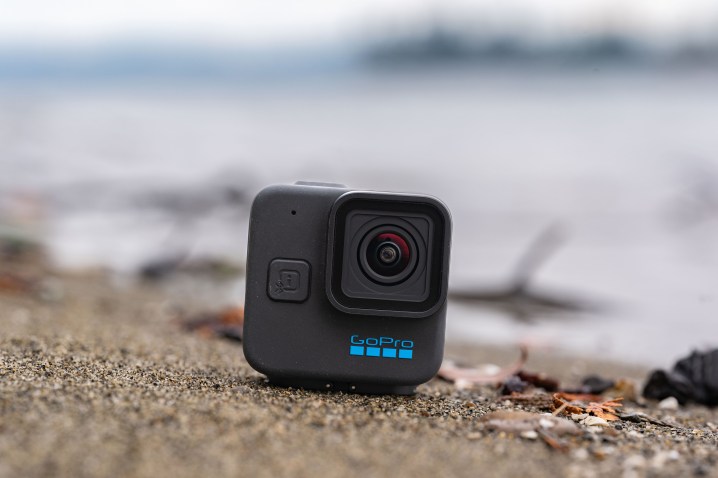 La GoPro Hero 11 Mini en una playa.